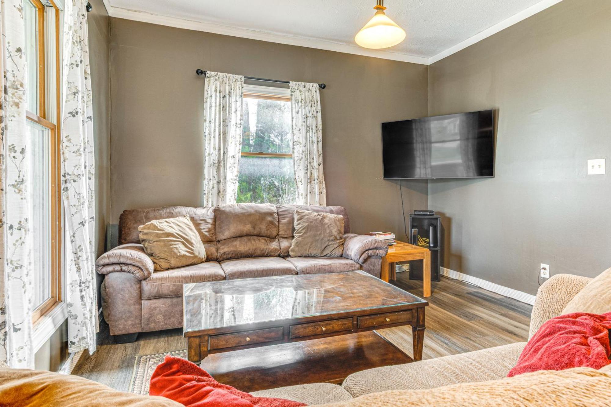 The Junction Victorian Home In Quaint Fortville! Екстер'єр фото